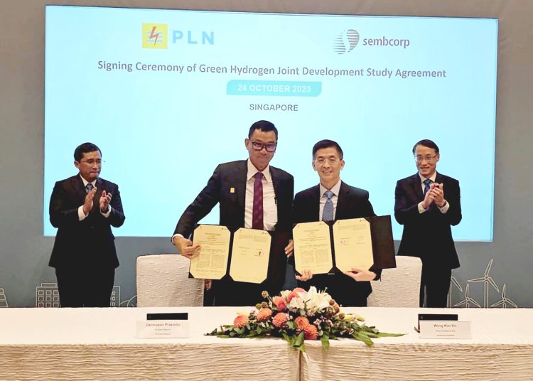 Direktur Utama PLN, Darmawan Prasodjo (kiri)  dan Group President & CEO Sembcorp Industries, Wong Kim Yin.(ist).
