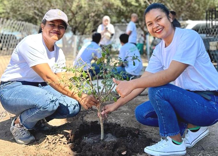 Aksi gerakan sosial gotong royong boyong pohon bersama PLN dan BUMN.(ist)