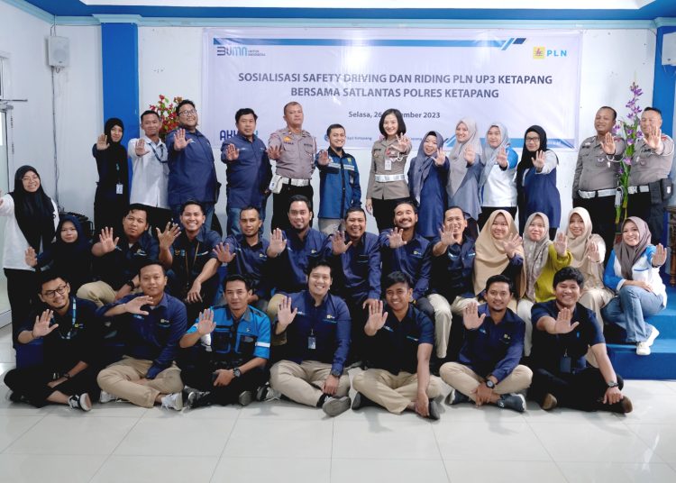 Foto bersama peserta safety driving dan safety riding PLN UP3 Ketapang dan Satlantas Polres Ketapang.(ist)