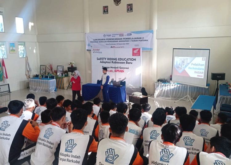 Edukasi Safety Riding di Sekolah Menengah Pertama Negeri (SMPN) 2 Pontianak, Kalimantan Barat.(ist)