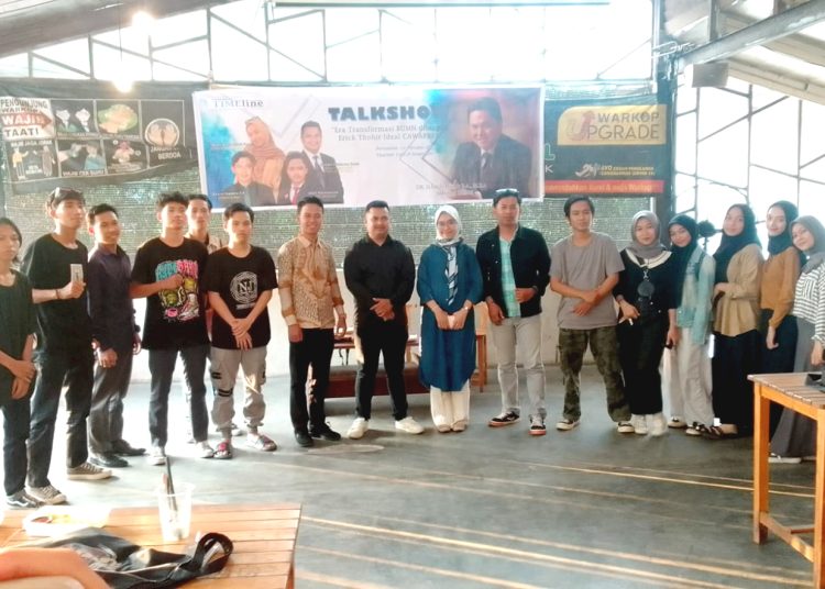 Foto bersama Timeline Kalbar dan Media Bersama pada kegiatan Talkshow Era Transformasi BUMN di Tangan Erick Thohir Ideal Cawapres, yang digelar di Pontianak, Sabtu.(matra)