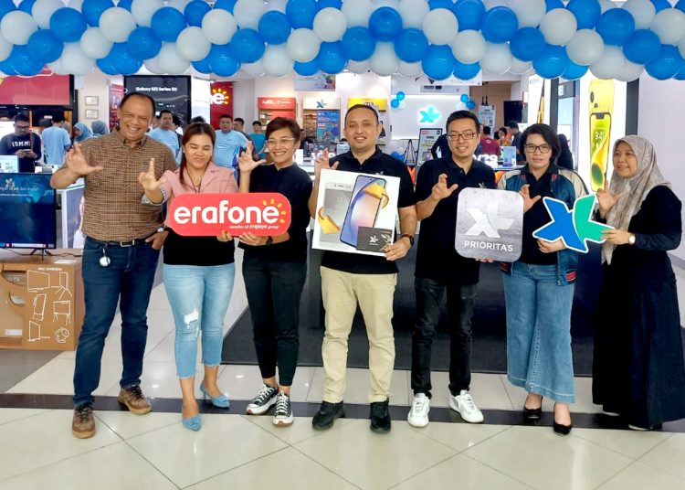 Group Head Indirect Channel Management XL Axiata, Junius Khoestadi (kanan) dan Head of Region 2 Erajaya, Tonny Hartanto saat meresmikan Myprio Deal Expo 2023 di Erafone Megastore Plaza Medan Fair, Medan, Sabtu.(ist)