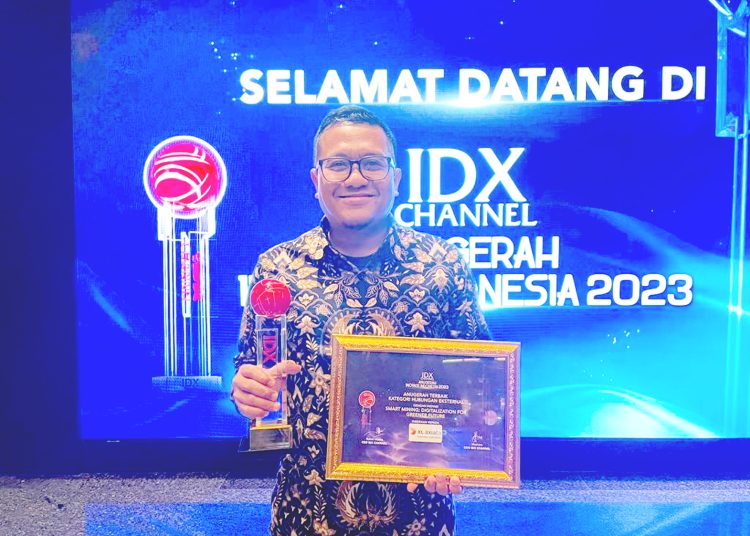 Chief Enterprise Business Officer XL Axiata, Feby Sallyanto menerima penghargaan Anugerah Inovasi Indonesia 2023 dari IDX Channel di Jakarta pekan lalu.(ist)