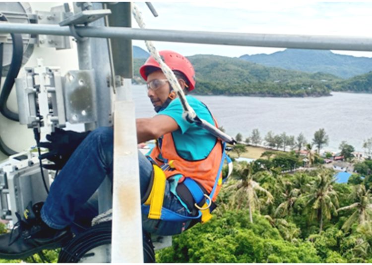 Teknisi sedang bekerja di atas perangkat BTS XL Axiata di Kecamatan Suka Karya, Kabupaten Sabang, Aceh, Jum’at. (ist)