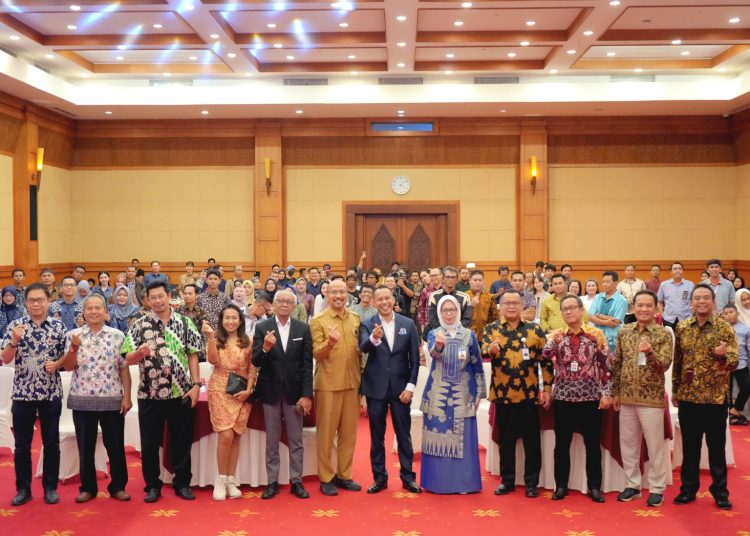 Kepala Perwakilan Bank Indonesia (BI) Kalimantan Barat, N.A. Anggini Sari foto bersama stakeholders dan undangan di acara Temu Responden KPwBI Kalimantan Barat 2023 di Pontianak, Selasa.(ist)
