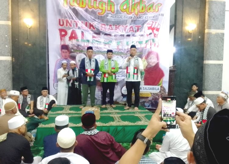 Aksi donasi penggalangan dana kemanusiaan untuk rakyat Palestina yang digelar Masjid Raya Kota Singkawang, Kalimantan Barat. Dari kiri, Jamharis Kasno, ketua pengurus Masjid Raya Singkawang, Ustad Hatoli, pendakwah populer dari Kabuapaten Sambas dan Pj Wali Kota Singkawang, H Sumastro.(matra)