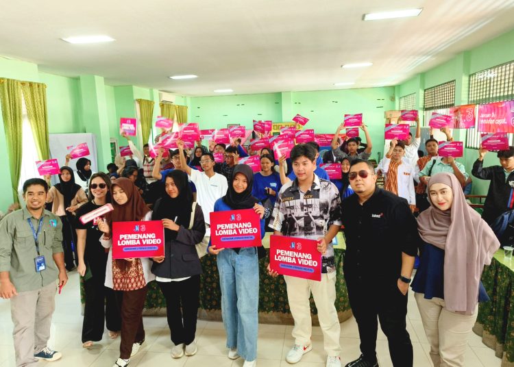 Ketua Fojekha Dedi Khanza (kiri) foto bersama tim TRI Indonesia serta pelajar peserta Gerakan Literasi DIgital Bersama Gen Z, Sabtu.