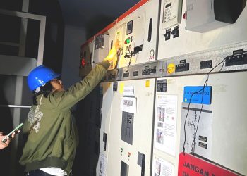 Petugas PLN  Pulihkan Sistem Kelistrikan Paska  Gangguan Teknis di PLTD Sukaharja