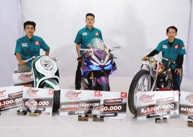 Foto dari kanan, Juara Nasional Honda Modif Contest 2023 (HMC), Andri Hendrawan Juara Nasional kategori Free for All, Iksan Aditya Mulyo Juara Nasional kategori Sport, dan Saharudin Juara Nasional kategori Matic & Cub.(ist)