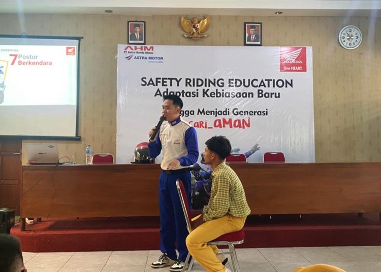 Instruktur Astra Motor Kalbar mengedukasi safety riding pelajar SMA Taman Mulia, Rabu.(ist)