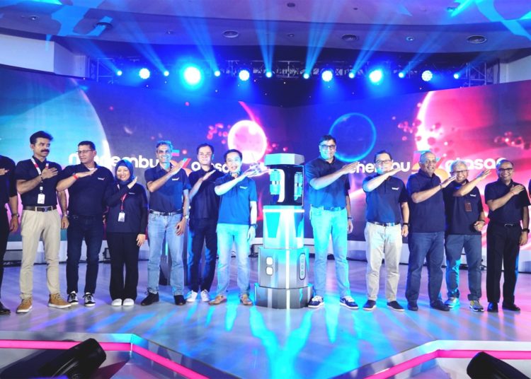 President Director & CEO Indosat Ooredoo Hutchison Vikram Sinha bersama seluruh jajaran Direksi dan Chief saat perayaan HUT IOH ke 56 di Jakarta, Senin.(ist)
