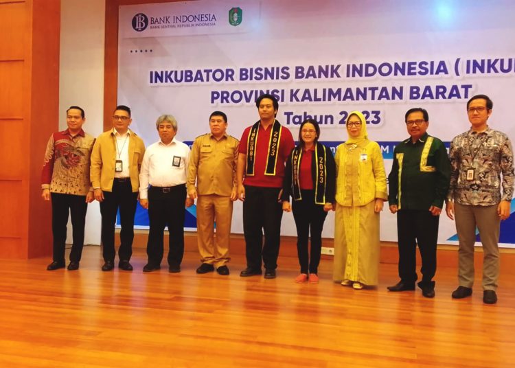 Foto bersama Kepala Perwakilan Bank Indonesia Provinsi Kalimantan Barat, N.A. Anggini Sari dan Asisten Bidang Pembangunan dan Ekonomi Setda Kalbar, Kristianus Lumano serta pejabat terkait.(matra)