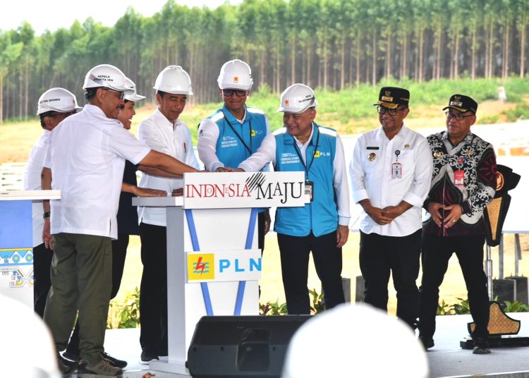 Presiden Jokowi melakukan grounbreaking PLTS pionir pembangkit energi baru terbarukan (EBT) di IKN Nusantara.(ist)