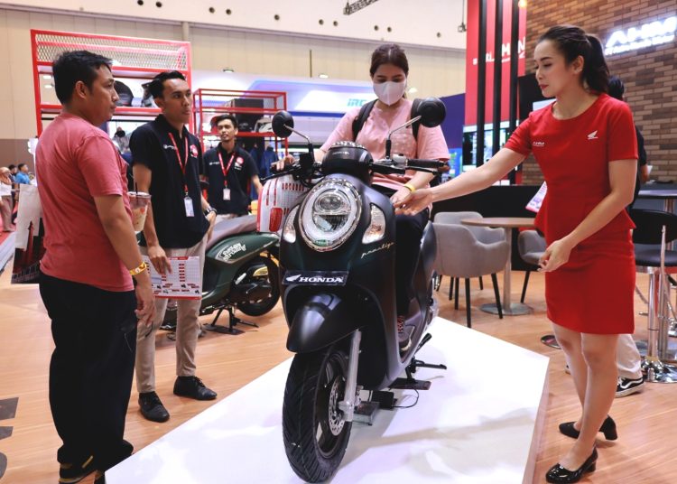 Model terbaru Honda Scoopy yang dipamerkan dalam even Indonesia Motorcycle Show (IMOS+) 2023, berhasil menarik perhatian pengunjung.(ist)