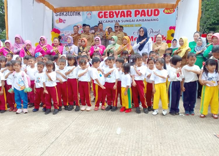 Bunda PAUD, Rosalina Muda Mahendrawan bersama anak-anak serta bunda-bunda PAUD dalam kegiatan Gebyar PAUD se Kecamatan Sungai Ambawang, Kubu Raya, Kalbar, Senin.(matra)