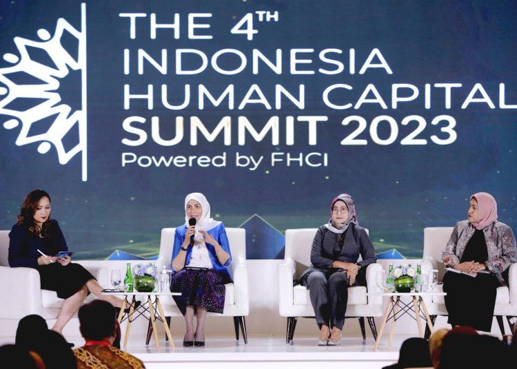 Direktur Keuangan PLN Sinthya Roesly pada sesi diskusi the 4th Indonesia Human Capital Summit 2023, Selasa.(ist)