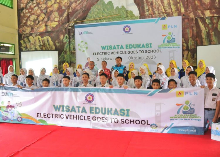 PLN Persero UP3 Singkawang bersama PIKK UP3 Singkawang gelar  kegiatan sosialisasi wisata edukasi bertema Electric Vehicle Goes To School Kamis.(ist)