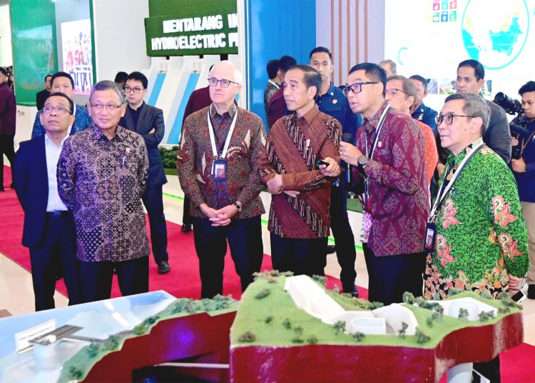 Presiden Jokowi mendengarkan pemaparan Dirut PLN, Darmawan Prasodjo tentang strategi pengembangan PLTA/Hydropower di Tanah Air, Selasa.(ist)