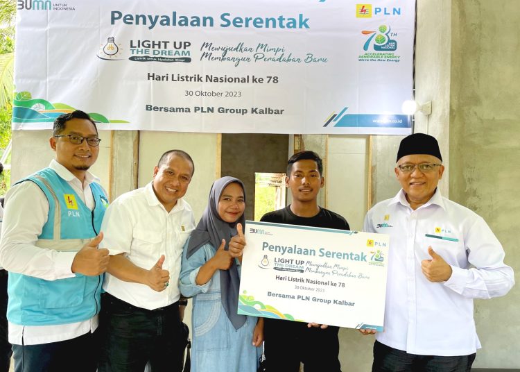 Di Hari Listrik Nasional ke-78, PLN bantu nyalakan listrik rumah warga miskin di seluruh Indonesia.(ist)