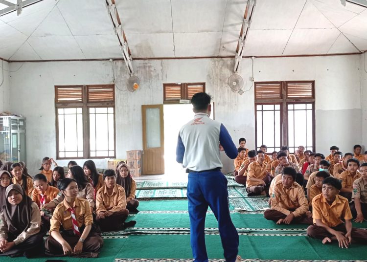 Febri Andrian, instruktur safety riding Astra Motor Kalbar mengedukasi siswa SMPN 4 Sungai Raya, Kalbar, Jumat.(ist)