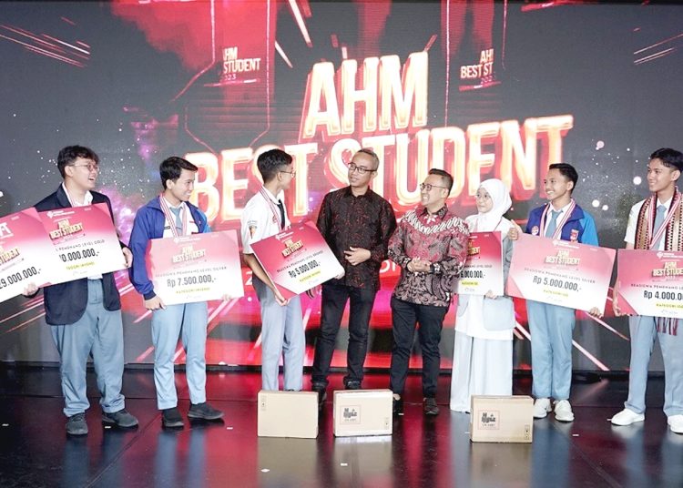 Marketing Director AHM Octavianus Dwi Putro (kanan ke-4) bersama General Manager Corporate Communication AHM Ahmad Muhibbuddin (kiri ke-4) dan para pemenang AHM Best Student 2023, Rabu(ist).