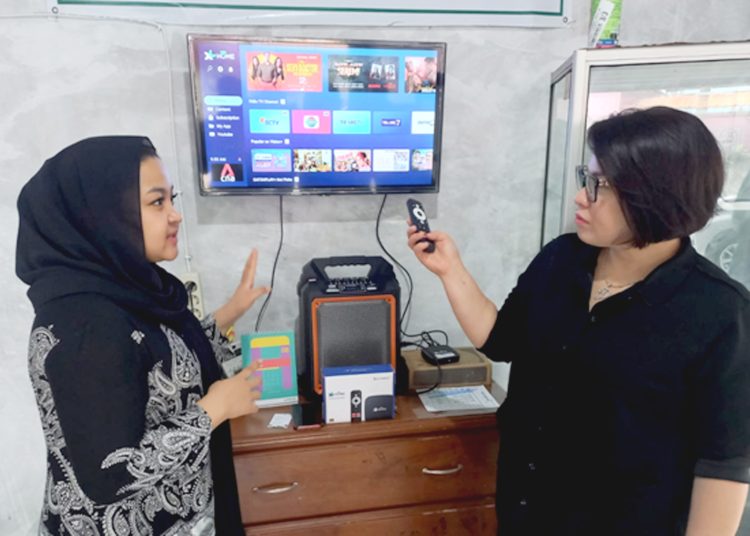 Group Head XL Axiata West Region, Desy Sari Dewi (paling kanan) menjelaskan layanan XL SATU kepada seorang pelanggan di  Pekanbaru, Senin.(ist)