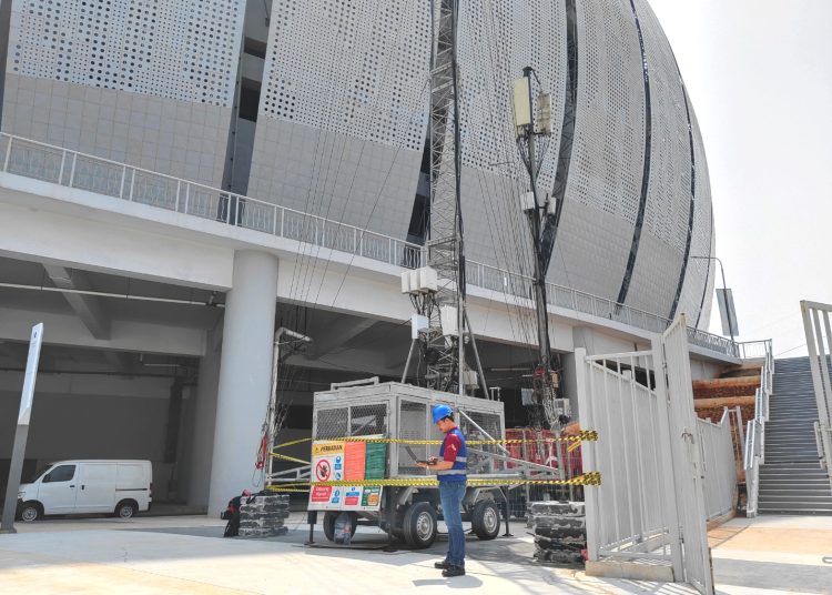 Teknisi jaringan XL Axiata bekerja di mobile BTS di dekat Jakarta International Stadium, Jakarta, awal pekan ini.(ist)