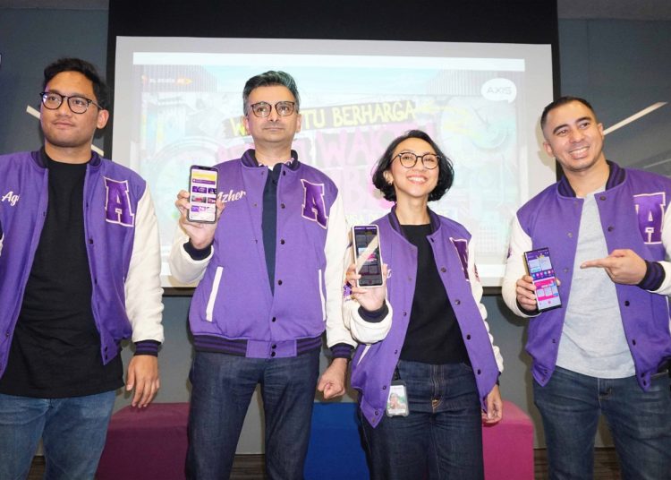 Dari kiri : Head Consumer Proposition XL Axiata, Aga Rasyidi Sukandar, Group Head  Youth Segment XL Axiata, Azher Javid, Head  Youth Marketing Communication XL Axiata, Nahdiah Estu Pawestri dan Group Head Corporate Communication XL Axiata, Reza Mirza saat peluncuran paket inovatif AXIS Teng-Go di Jakarta, Rabu.(ist)