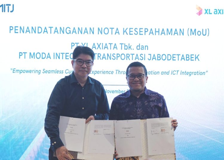 Dari kiri : Direktur Utama PT MITJ Fuad I. Z. Fachroeddin dan Chief Enterprise Business Officer XL Axiata, Feby Sallyanto foto bersama usai melakukan prosesi penandatanganan Nota Kesepahaman atau Memorandum of Understanding  (MoU) antara PT XL Axiata Tbk (XL Axiata) dan PT Moda Integrasi Transportasi Jabodetabek (MITJ) di Jakarta, Rabu.(ist)