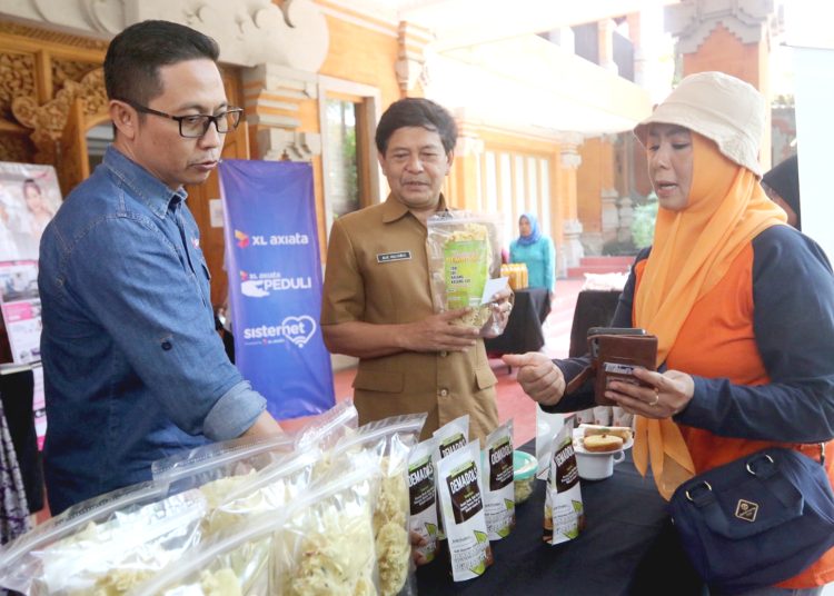 Regional Group Head XL Axiata East Region, Dodik Ariyanto, mengunjungi salah satu booth peserta pelatihan UMKM perempuan yang diselenggarakan oleh XL Axiata bersama sejumlah mitra di Malang, Senin.(ist)