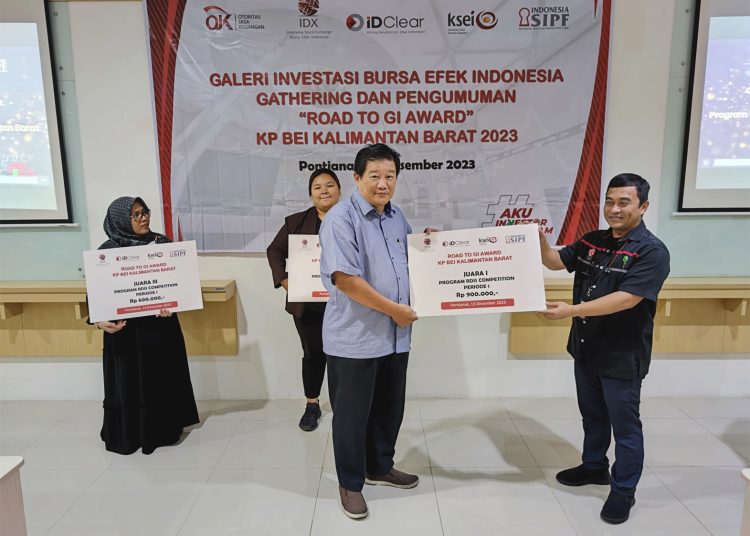 Taufan Febiola, Kepala Kantor Perwakilan BEI Kalbar menyerahkan hadiah bagi para pemenang Road to GI Award di Pontianak, Rabu.(ist)