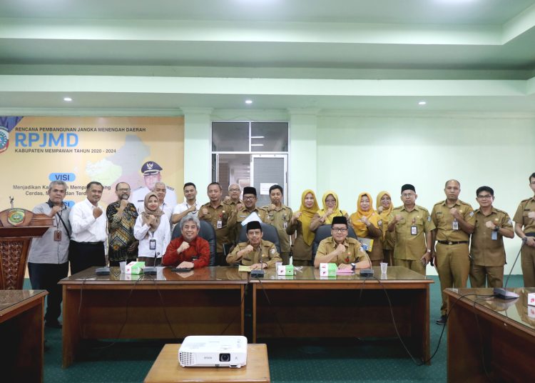 Kepala Perwakilan BPKP Provinsi Kalimantan Barat Ayi Riyanto, foto bersama peserta kegiatan Exit Meeting Evaluasi Perencanaan dan Penganggaran Pemerintah Daerah Tahun 2023 Kabupaten Mempawah, Selasa.(ist)
