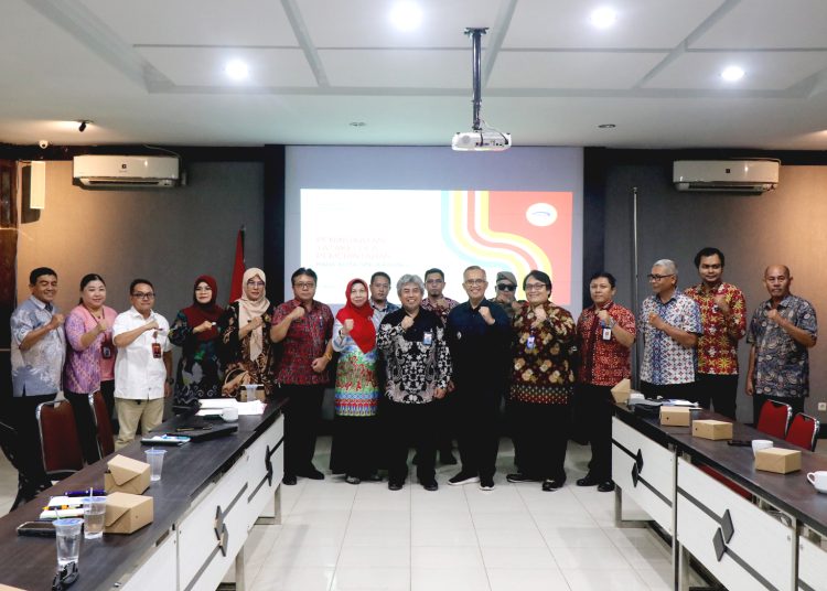 Kepala Perwakilan BPKP Provinsi Kalimantan Barat, Ayi Riyanto dan Pj Wali Kota Singkawang, Sumastro foto bersama peserta kegiatan Peningkatan Tata Kelola Pemerintahan Kota Singkawang, Kamis.(ist)