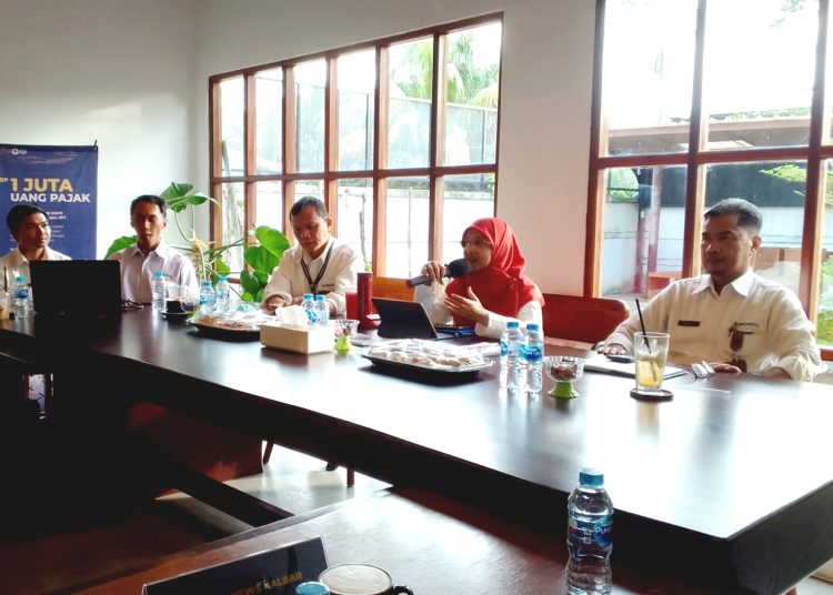 Dahlia, Kepala Bidang Penyuluhan Pelayanan dan Hubungan Masyarakat DJP Kalbar ketika menggelar media gathering di Pontianak, Senin.(matra)