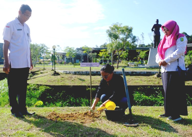 LKBN Antara Kalimantan Barat melakukan aksi penghijauan di PLBN Aruk, Kecamatan Sajingan, Kabupaten Sambas, Kalbar.(ist)