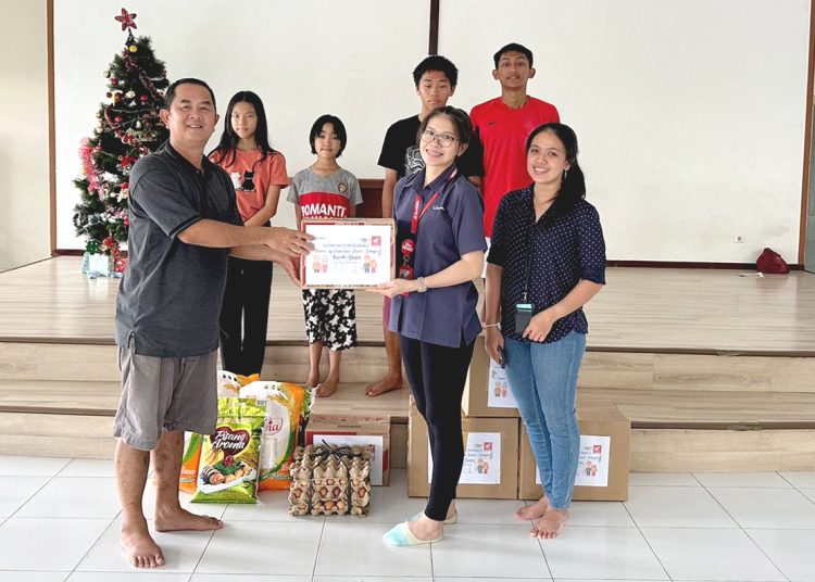 Wujudkan Sinergi Bagi Negeri, Astra Motor Kalbar menyalurkan bantuan ke Panti Asuhan dan Panti Jompo Kasih Bapa di Kubu Raya, Kalbar, Rabu.(ist)