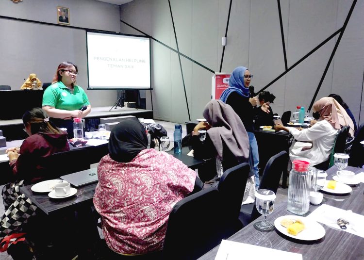 Jurnalis Perempuan Khatulistiwa (JPK) memperkenalkan Helpline, saluran bantuan untuk korban serangan digital di Pontianak, Jumat.(ist)
