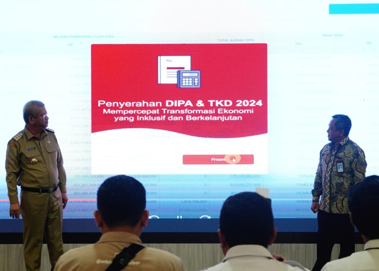 Pj Gubernur Kalbar, dr Harisson dan Kepala Kantor DJPb Kalbar, Kukuh Sumardono Basuki pada acara penyerahan DIPA dan TKD 2024 di Pontianak, Senin.(ist)