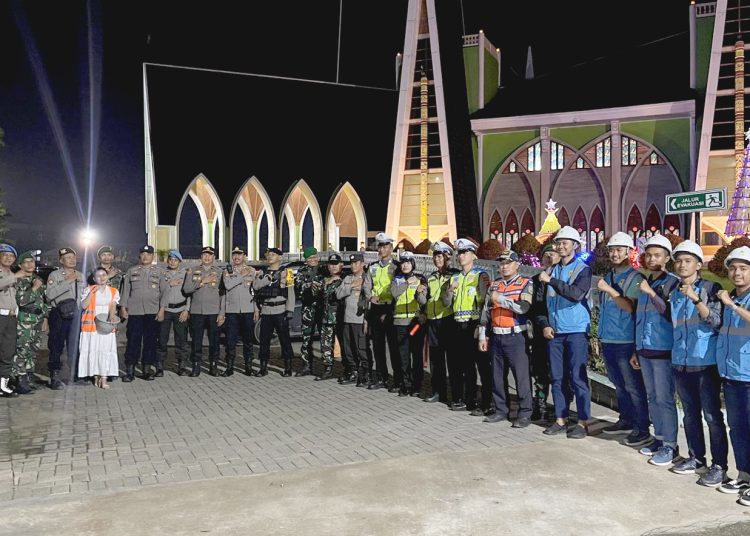 Personil PLN UID Kalimantan Barat siaga mengamankan pasokan listrik saat misa Natal di 61 gereja.(ist)