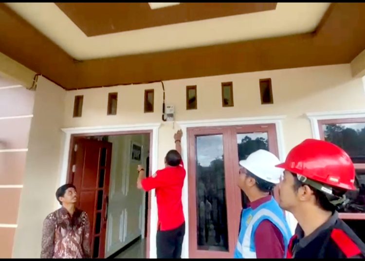 PLN memberikan kado akhir tahun dengan penyalaan listrik secara simbolis untuk warga Desa Nanga Kelibang, Kapuas Hulu, Kalbar.(ist)