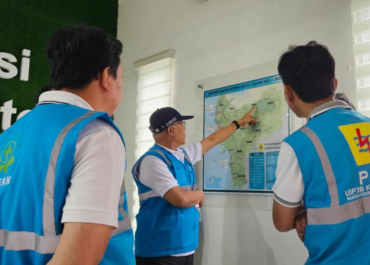 General Manager PT PLN (Persero) Unit Induk Distribusi AB Wahyu Jatmiko mengecek kesiapan kelistrikan jelang Nataru.(ist)