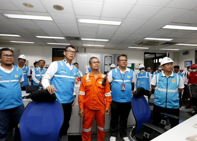 Direktur Utama PLN, Darmawan Prasodjo saat mengecek kesiapan pasokan listrik malam Natal.(ist)