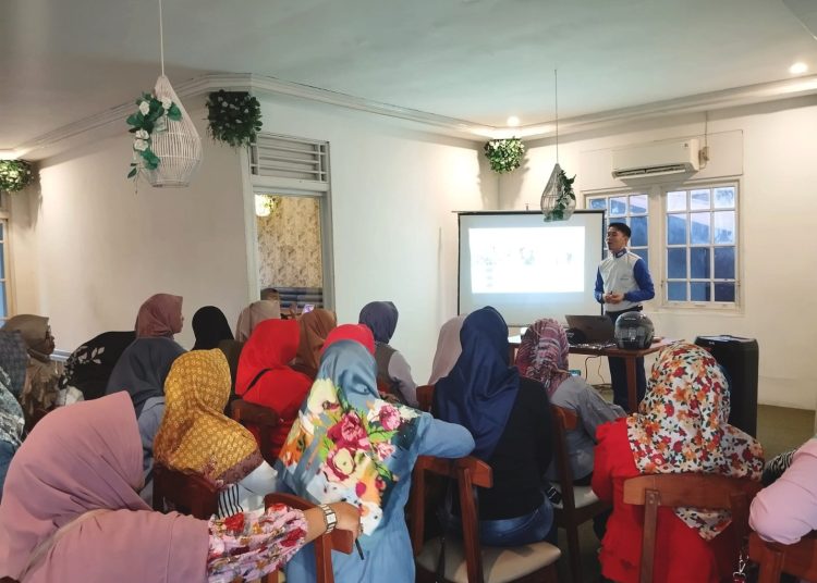 Febri Andrian instruktur Safety Riding Astra Motor Kalimantan Barat memberikan edukasi safety riding spesial di Hari Ibu.(ist)
