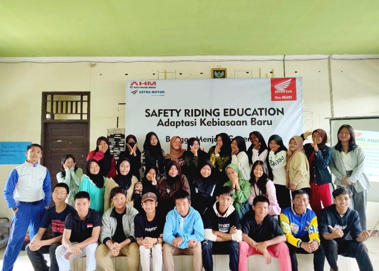 Foto bersama instruktur Safety Riding Asmo Kalbar, Febri Andrian dan pelajar SMA 2 Sungai Raya, Kabupaten Kubu Raya, Kalbar.(ist)