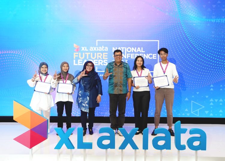 Founder & Chairman, Foreign Policy Community of Indonesia (FPCI), Dr. Dino Patti Djalal (ke dua dari kanan), Chief Corporate Affairs XL Axiata, Marwan O. Baasir (ke dua dari kiri), Chief Enterprise Business Officer XL Axiata, Feby Sallyanto (kanan), dan Facilitator Program XLFL, Dwi Kartika Sari (kiri) pada National Conference XLFL 2023, Minggu. (ist)