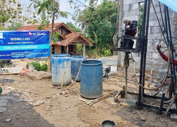 Proses pengeboran sumur pada proyek bantuan sarana air bersih dari karyawan XL Axiata di Kabupaten Brebes, sepanjang Oktober-November 2023. Di desa ini ada sebanyak 70 kepala keluarga dengan total sekitar 200 jiwa yang sudah dapat menggunakan air bersih baik untuk kebutuhan beribadah, mandi, hingga mencuci pakaian.(ist)