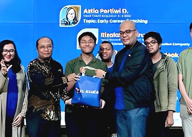 Head Talent Acquisition XL Axiata, Aztia Pertiwi D (dua dari kiri), Ketua Departemen Teknik Informatika Universita Brawijaya, Achmad Basuki, ST., MMG., Ph.D. (tiga dari kiri) dan Head Reward Management XL Axiata, Rizaldi Baharuddin (tiga dari kanan) foto bersama peserta  XL Axiata Goes To Campus - Early Career Coach.(ist)