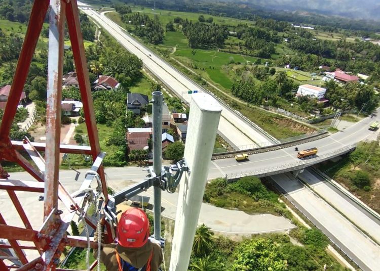Teknisi melakukan pengecekan jaringan pada perangkat Base Transceiver Station (BTS) milik XL Axiata beberapa waktu lalu.(ist)