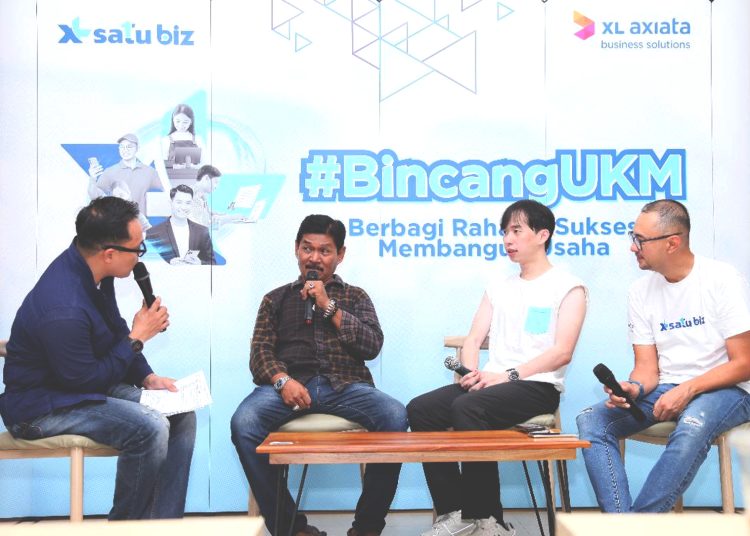 Group Head Regional Enterprise Account XL Axiata, R.Wicaksono bersama tokoh kopi legendaris di Makasar, Daeng Sija dan Founder Kopi Chuseyo, Daniel Hermansyah dalam acara roadshow Bincang UKM di Makassar.(ist)