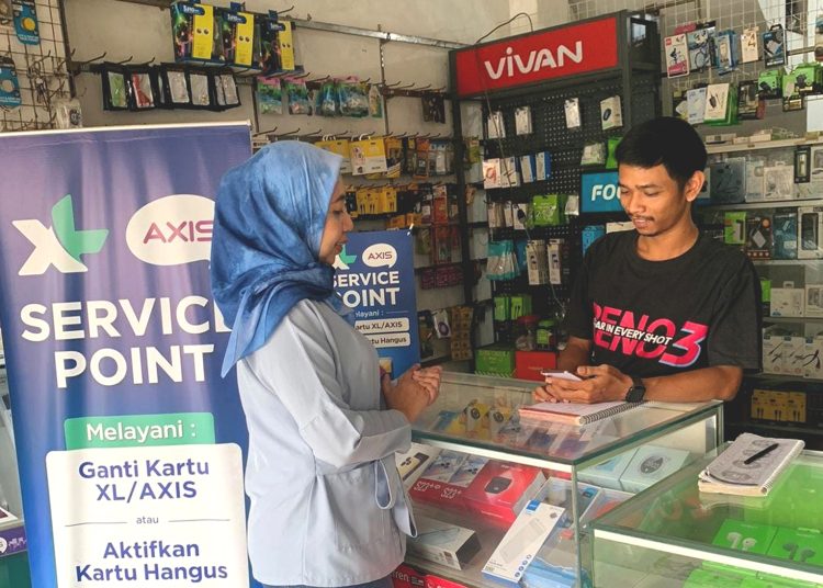 Frontliner XL AXIS Service Point di Jakarta saat melayani pelanggan.(ist)